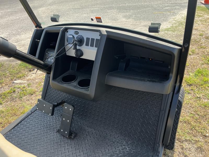 Close up of wheels and suspension of 2025 Cushman Hauler XL ELiTE Lithium Electric at Pinehurst